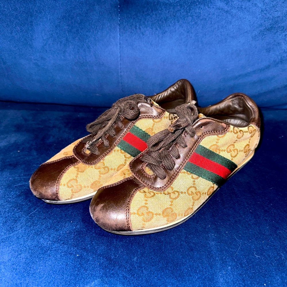 Gucci youth shoes size 33.